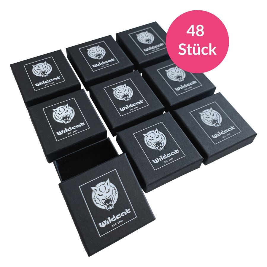 Wildcat Logo Schmuckboxen Set, 48 Stück Set aus neun schwarzen Wildcat Logo Schmuckboxen auf weißem Hintergrund