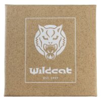Wildcat Schmuckbox aus Naturmaterial Braune Wildcat Schmuckbox mit weißem Logo auf neutralem Hintergrund
