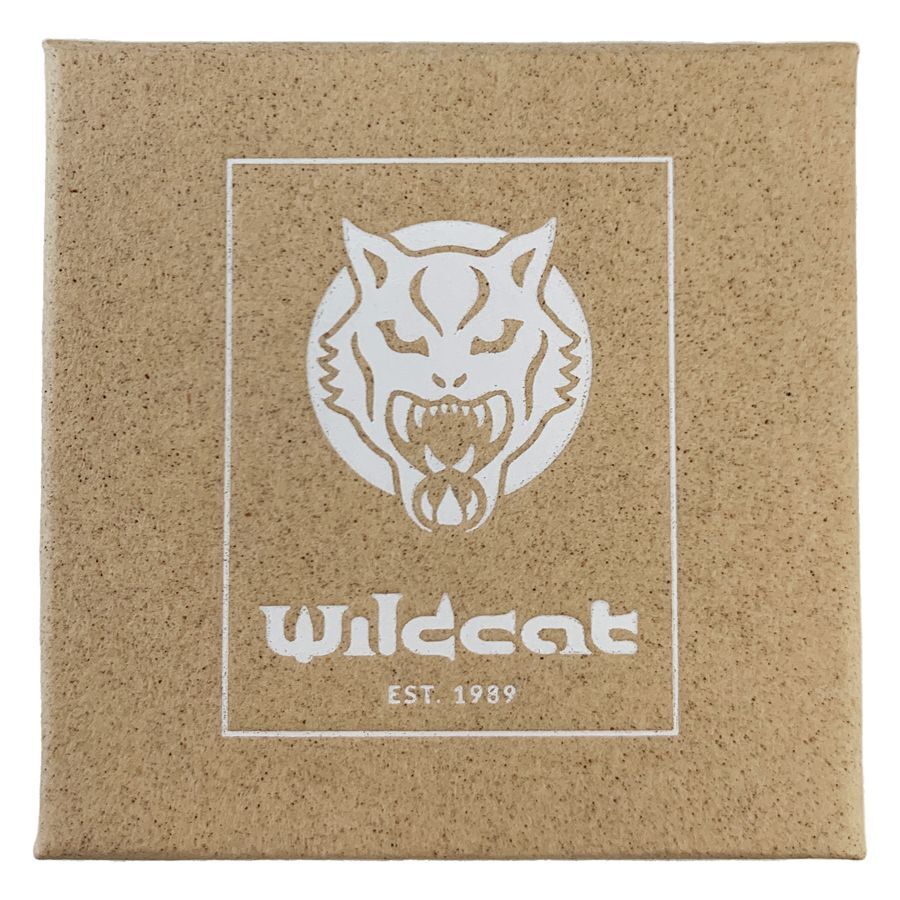 Wildcat Schmuckbox aus Naturmaterial Braune Wildcat Schmuckbox mit weißem Logo auf neutralem Hintergrund