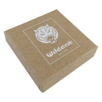 Wildcat Schmuckbox aus braunem Karton Braune Schmuckbox aus Karton mit Wildcat Logo auf weißem Hintergrund