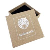 Wildcat Logo Schmuckbox aus Karton Quadratische Schmuckbox aus braunem Karton mit weißem Wildcat-Logo und schwarzem Innenfutter
