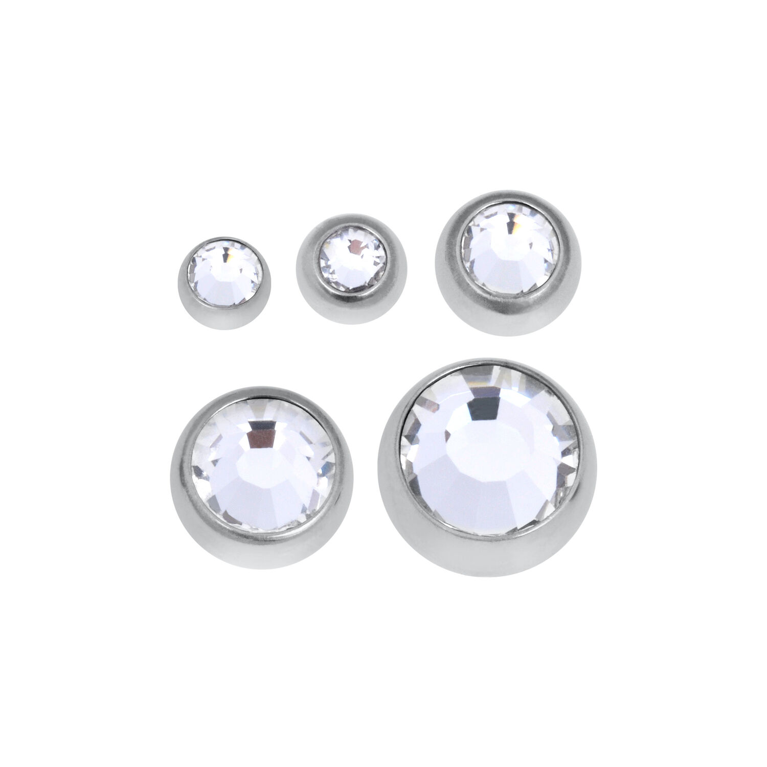 Cinque sfere di strass lucenti di diverse dimensioni su sfondo bianco