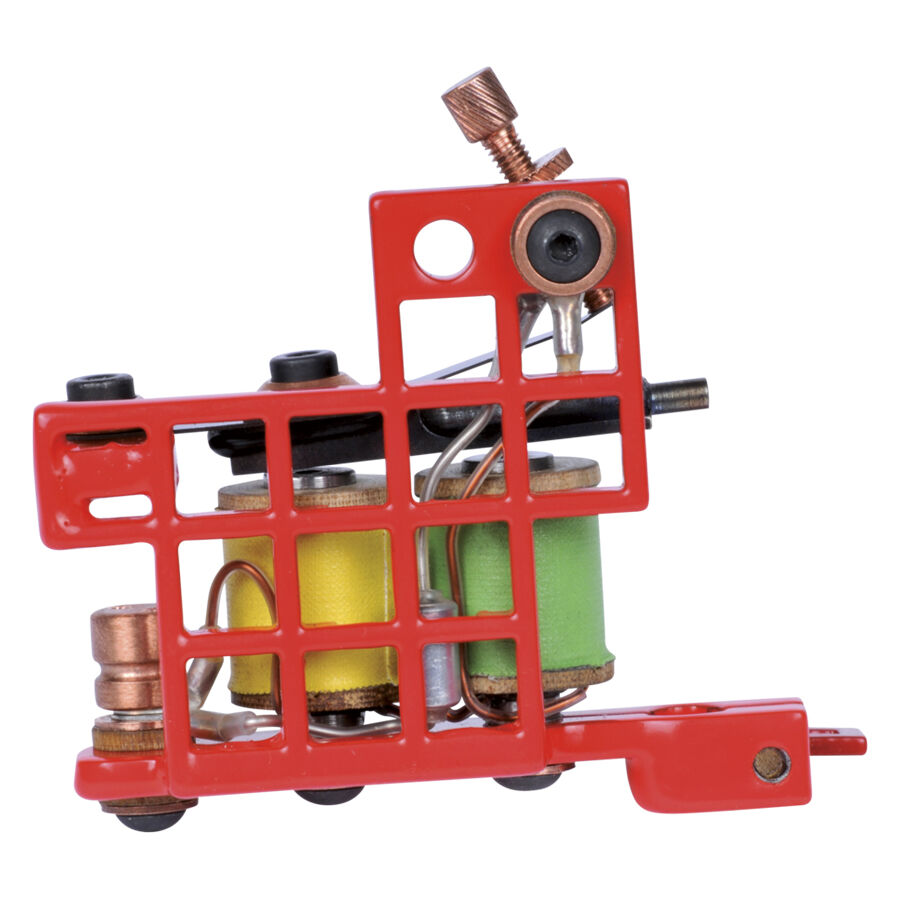 Macchina per tatuaggi rossa Kratek Red di Wildcat Macchina per tatuaggi rossa Kratek Red con bobine verdi e gialle su sfondo bianco