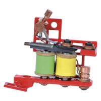 Macchina per tatuaggi rossa Kratek Red di Wildcat Macchina per tatuaggi rossa con bobina verde e gialla su sfondo bianco