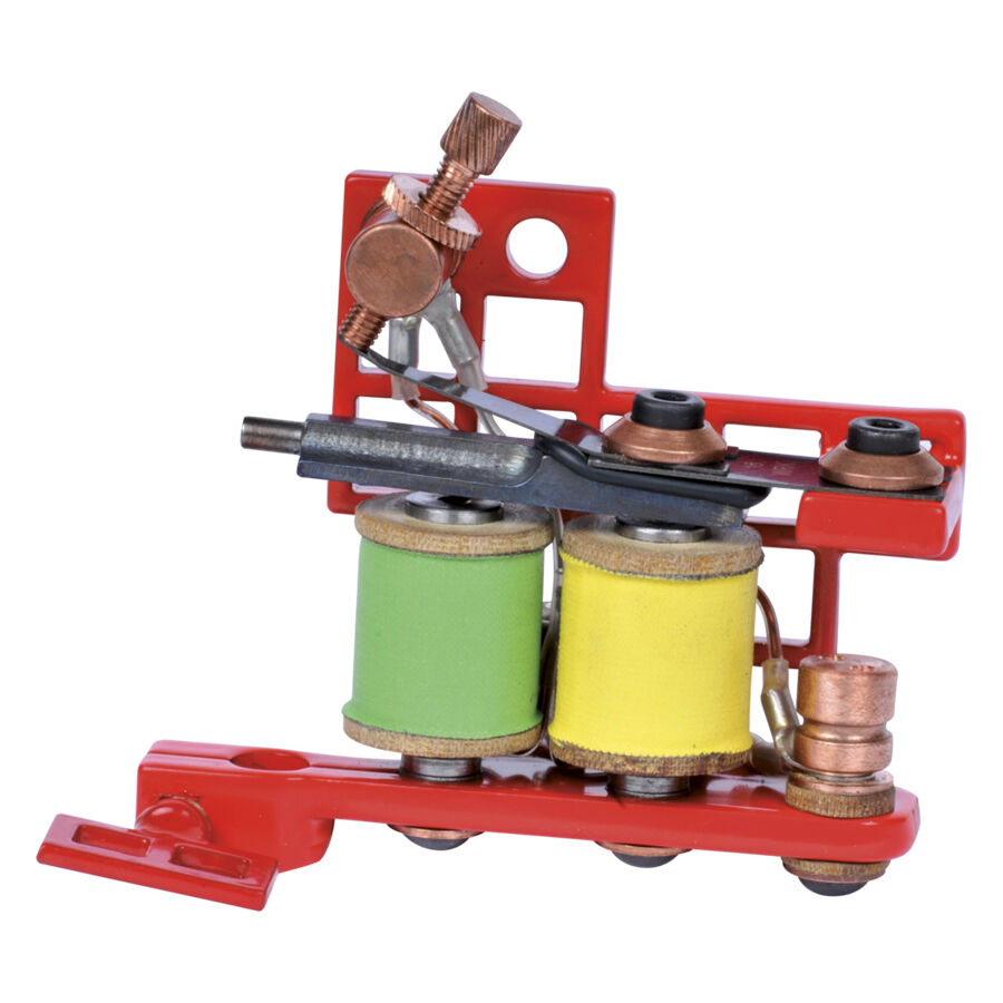 Macchina per tatuaggi rossa Kratek Red di Wildcat Macchina per tatuaggi rossa con bobina verde e gialla su sfondo bianco