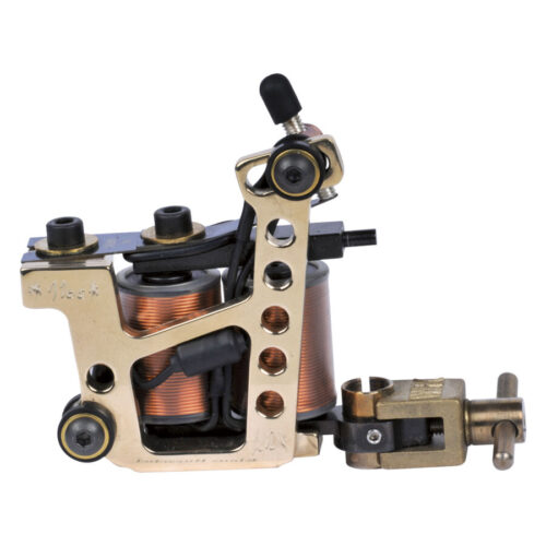 Macchina per tatuaggi in bronzo con dettagli neri e bobina in rame su sfondo bianco