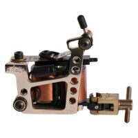 Macchina per tatuaggi in bronzo con bobine in rame Robusta macchina per tatuaggi in bronzo con bobine in rame su sfondo bianco