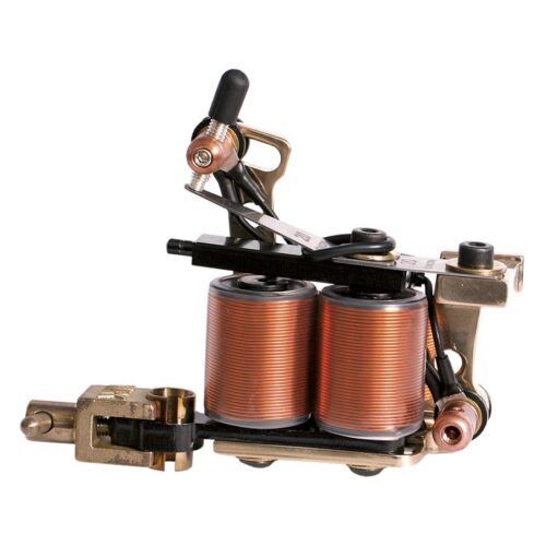 Macchina per tatuaggi color bronzo con due bobine di rame su sfondo bianco