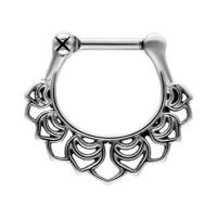 Clicker per setto argento con design floreale su sfondo bianco