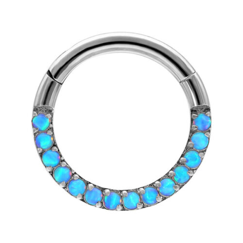 Anello piercing in argento con pietre di opale azzurre su sfondo bianco