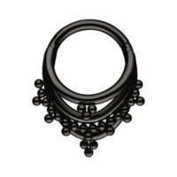 Anello piercing nero in titanio con sfere pendenti, sfondo da studio