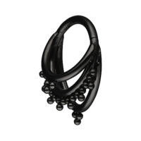 Anello piercing nero in titanio con design triplo e sfere su sfondo bianco