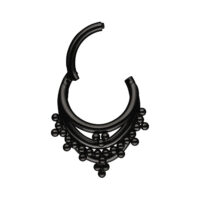 Anello piercing nero in titanio con archi tripli e decorazioni a sfera su sfondo bianco