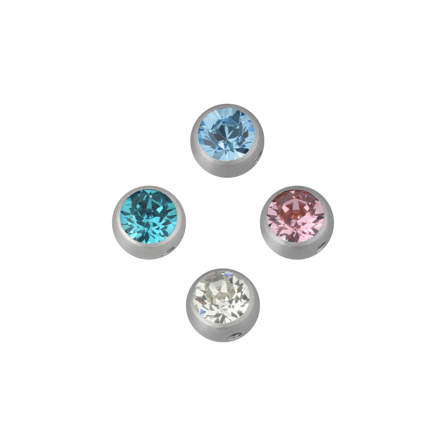 Sfere per piercing argentate con colori cristallo Quattro accessori per piercing argentati con cristalli blu, rosa e cristallo chiaro su sfondo bianco