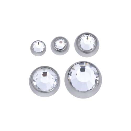 Sfere di titanio argentate con pietra cristallina sfaccettata su sfondo bianco