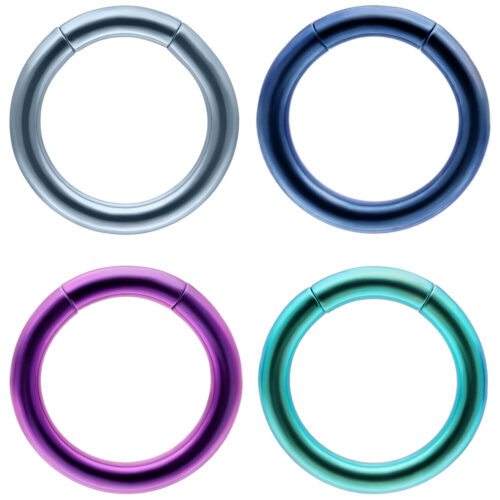 Vier anodisierte Segmentringe in Dunkelblau, Violett, Hellblau und Dunkelgrün auf weißem Hintergrund