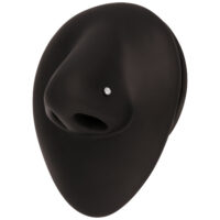 Testa nera con piercing nasale e cristallo chiaro su sfondo bianco