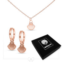 Set di gioielli in oro rosa con pendente a conchiglia e orecchini su sfondo bianco