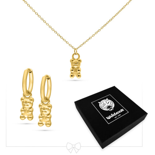Collana e orecchini dorati con ciondoli a forma di orsetto su sfondo bianco