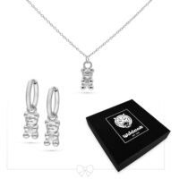 Collana argentata con ciondolo a forma di orsetto gommoso e orecchini coordinati, scatola regalo nera sullo sfondo