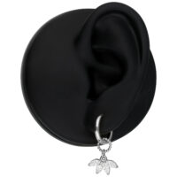 Orecchini d'argento con pendente cristallino, presentati su un modello di orecchio nero