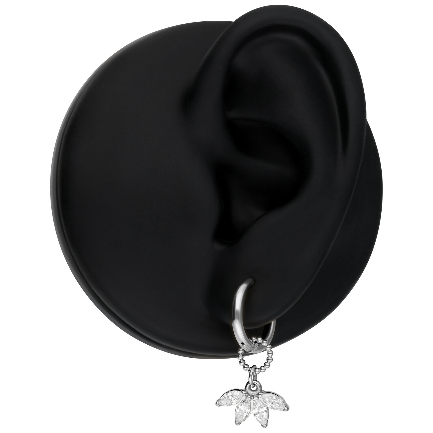 Orecchini d'argento con pendente cristallino, presentati su un modello di orecchio nero