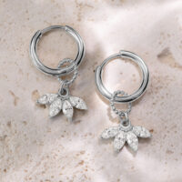 Due orecchini argentati con pendenti cristallini su pietra chiara