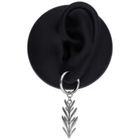 Orecchino d'argento con pendente a foglia su un modello di orecchio nero su sfondo bianco