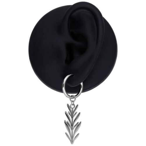 Orecchino d'argento con pendente a foglia su un modello di orecchio nero su sfondo bianco