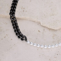 Collana in metallo nero con perle sintetiche bianche su pietra chiara