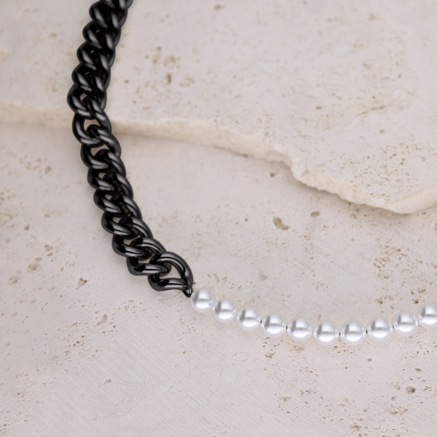 Collana in metallo nero con perle sintetiche bianche su pietra chiara